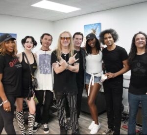 Serena and Venus Williams take photo with band Alice in Chains